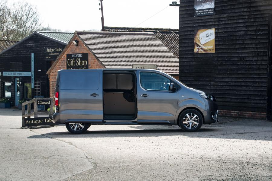  Toyota ProAce Van 2017 года  (UK) (фото 17 из 29)